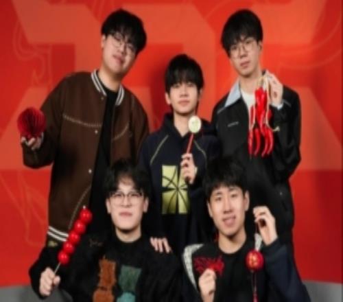 JDG分享隊員新年合照并配文：馬躍新程，同心公征