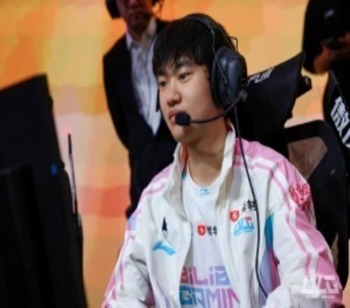 告诉你什么叫LPL第一中单!Knight阿萝拉405完美数据完爆HongQ