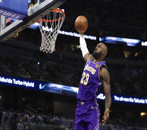 15戰13勝，湖人5殺招衝冠！東契奇43分刷爆紀錄老詹23+9+9更該誇