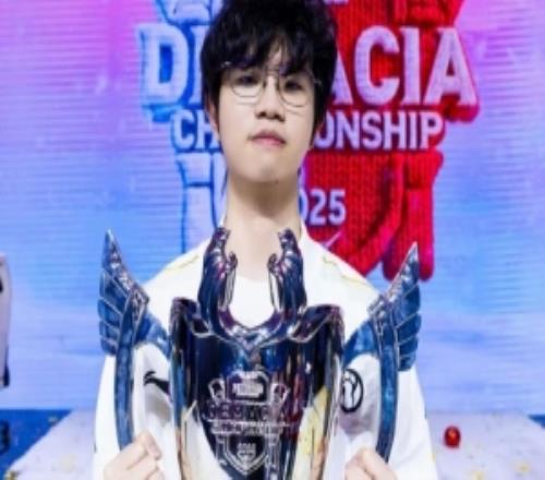 Photic曬舉起德杯獎杯照片：2026新的開始