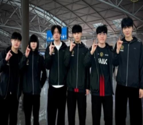 BFX分享隊員機場合照：出發去香港，請大家給選手們多多應援