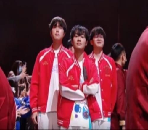 AL對陣BLG登場儀式：雙方隊員身披紅色戰袍為觀眾派發紅包