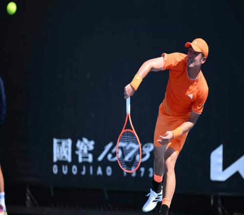 吳易昺迎開門紅，感冒後又透露腿傷，調侃隻記得下輪對手脫發嚴重