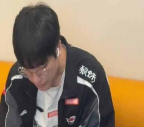 AL分享Flandre和Tarzan吃旺旺仙贝的照片:小孩口味的上野