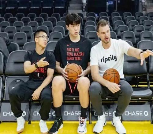 官宣！楊瀚森被下放G聯(lián)賽，出戰(zhàn)湖人與太陽比賽，或與詹姆斯交手