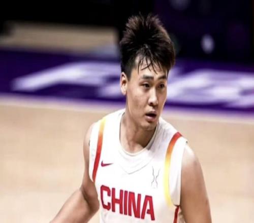 北京記者：陳盈駿已回到北京男籃訓練，趙睿將本月下旬歸隊
