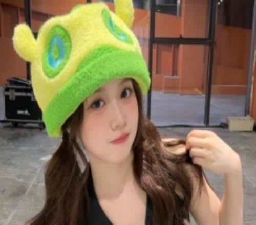 无畏契约主持曼妮晒照：今天吃的双皮奶，看到这条发发发