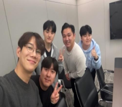 我們也在干活經(jīng)紀公司SuperAgent曬和peyz的合照