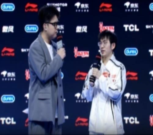 赛后采访圣枪哥：我们下路组非常可靠，不管什么英雄都能拿出来