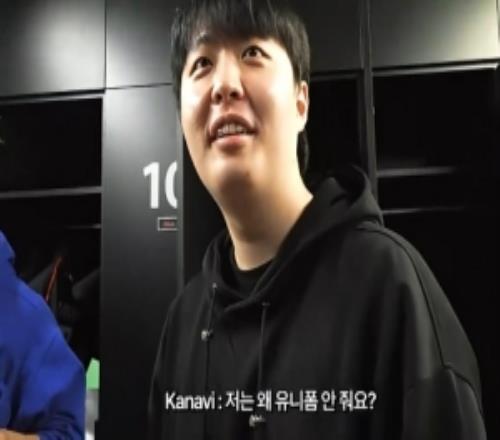 Kanavi：因为乔丹和詹姆斯想选23号我年级最大，整顿下纪律