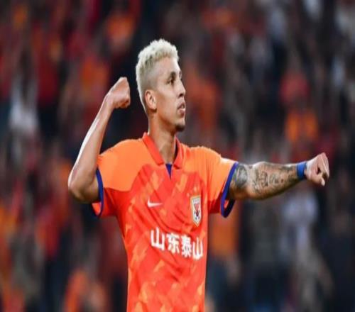 他原本是鲁能本土锋线一哥!本赛季却被韩鹏弃用,踢国安枯坐板凳