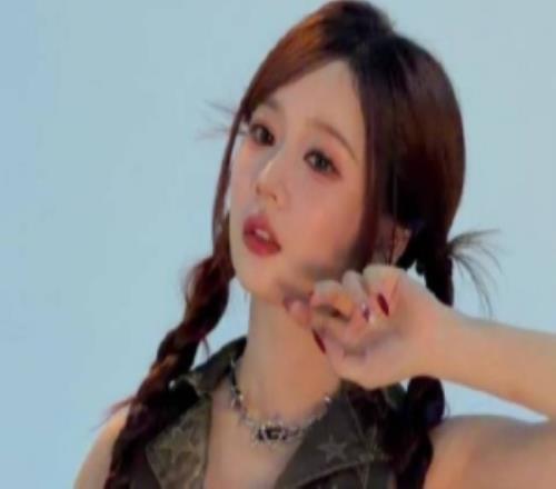 无畏契约主持曼尼分享动态：新定妆照来袭依旧冷脸妮