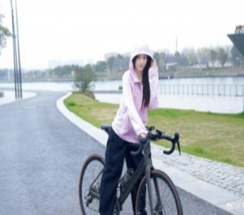 主持人鬆琪分享騎行照片：今天有氧日，直接騎行