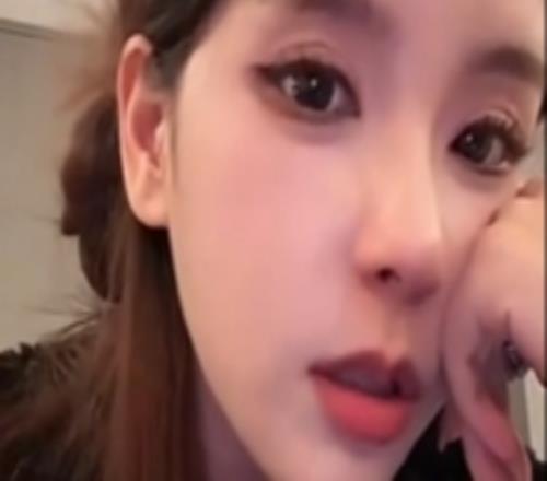 真難受了Rita賽后直播談TES落敗眼角帶淚