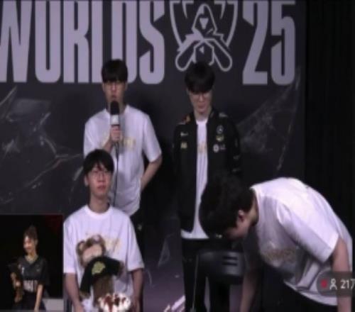 采訪只準備了兩把椅子！Keria中途離開，F(xiàn)aker終于能坐下了