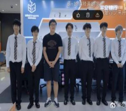 牛的Bin曾凌晨三點自己在視頻里發彈幕夸自己：“Bin的肩膀真的寬”