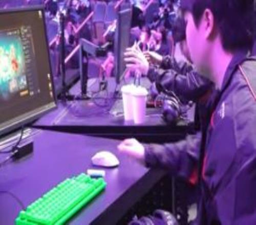 太辣眼睛了Kanavi在Kespa杯比赛用荧光绿键盘遭国外网友吐槽