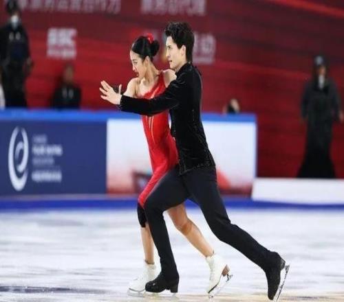 離譜！一個玩偶讓美聯社破防了中國花滑選手遭調查