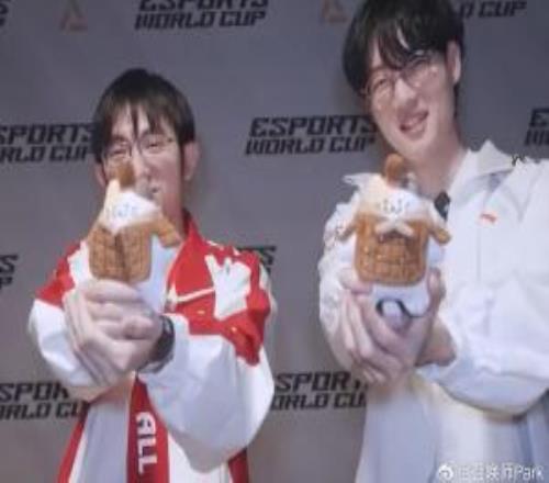 圣枪哥去TES爱笑迎来369爆料人：今晚有关键选手签约的信息