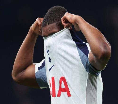 13！十人热刺5连败+11轮不胜，距降级区仅1分，球迷失望半场退场