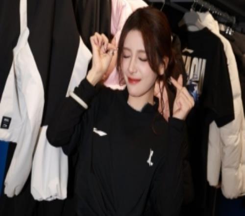 Rita晒照:在李宁门店跟小塔见面了吗衣服都太好看!