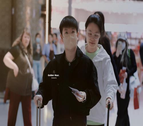 国乒出征世界杯曝光！孙颖莎戴腕表很时尚，王楚钦喝饮料露表情包