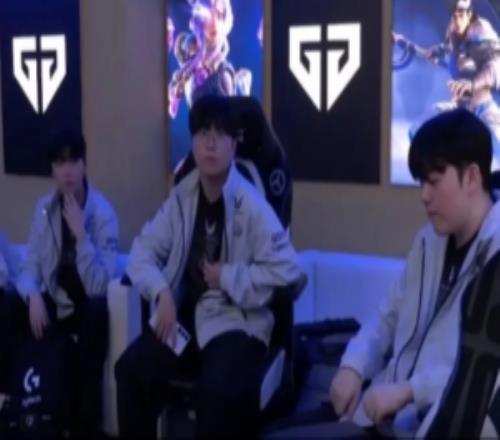 不敌KT,赛后GEN休息室内众人神情落寞