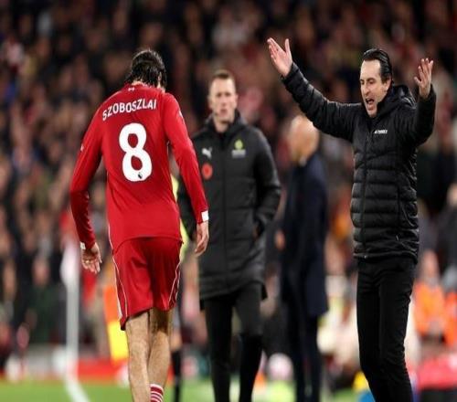 索博斯洛伊在比賽里帶球“過”埃梅里來拖延時間，吃到黃牌