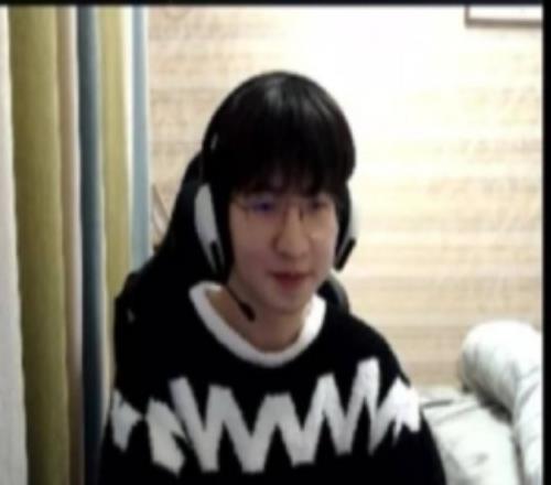 Elk和Tian討論改微博id：沒問題啊全都學我彬哥這個一己之力硬抗