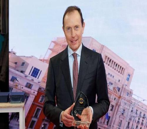 皇马因对马德里市旅游业的贡献获表彰,布拉特恰诺领取纪念奖