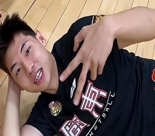 广东集结训练!杜锋朱芳雨发红包,萨林杰仍在,麦考尔崔永熙合练