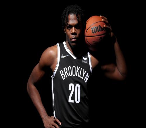 夏普不到3000分钟达成500进攻篮板,74年以来第三人