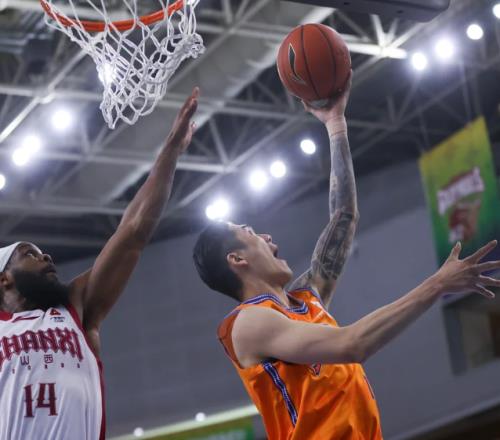 16中11助上海卫冕!35岁老将狂轰24分,但对中国男篮却不是好消息