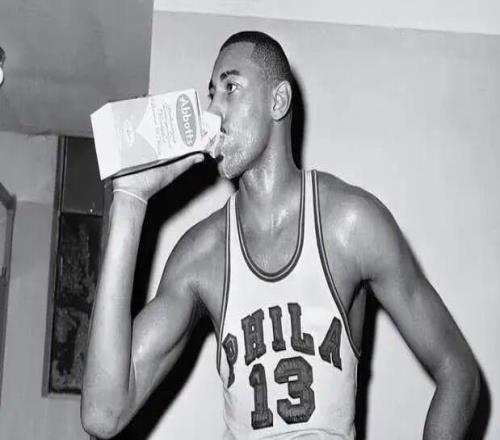 媒體評NBA歷史20大球星，喬丹拉塞爾前2名，科比詹姆斯竟然一個檔級