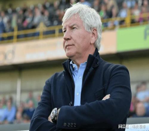 官宣!主帅队长一起离开,曼联借将落选国家队,刚领全月最佳奖杯