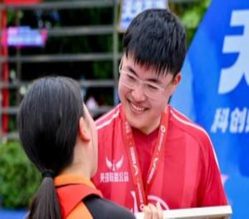 中國慈善家雜志分享Uzi故事：“只要你想,就能幫到一些需要的人”