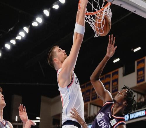 這回是NBA強度，祖巴茨連續(xù)隔扣李祥波和奧拉迪波