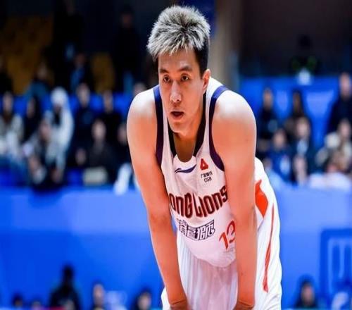 6分4次失误,山东队赢球还得靠郭艾伦,广州队比北京首钢还冤枉