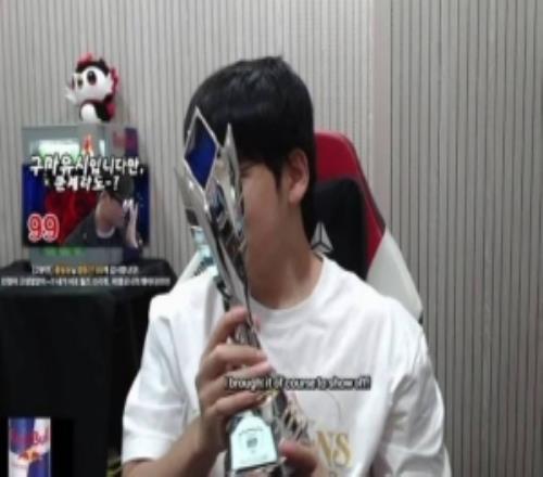 Gumayusi：我特意把FMVP獎(jiǎng)杯帶來(lái)了炫耀一下！我覺(jué)得今年最漂亮