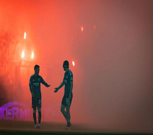 庆祝俱乐部成立60周年，柏林联合球迷在看台大放焰火导致比赛暂停