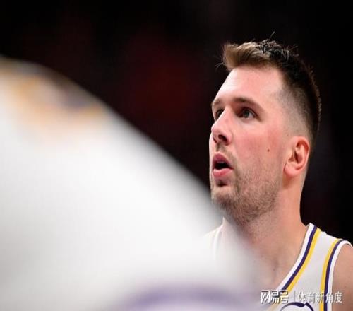 卧槽!东契奇拒绝投绝杀球,湖人很无奈