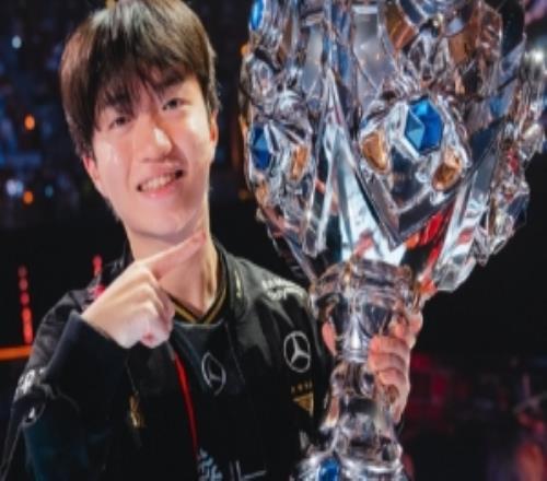 选皮肤咯Keria更推:萨勒芬妮怎么样呢