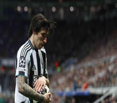 跟队记者：托纳利今夏有可能离队吉马良斯没和曼联谈判