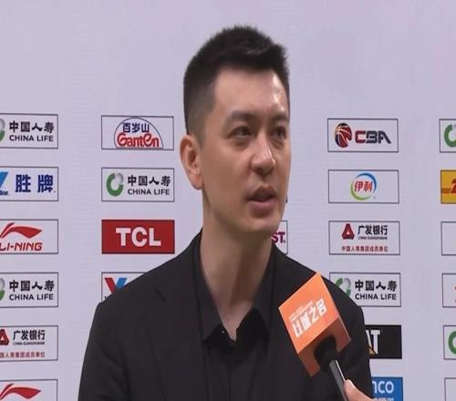 楊鳴：這賽季聯(lián)賽可能是歷史上最激烈的，末節(jié)很容易出現(xiàn)逆轉(zhuǎn)