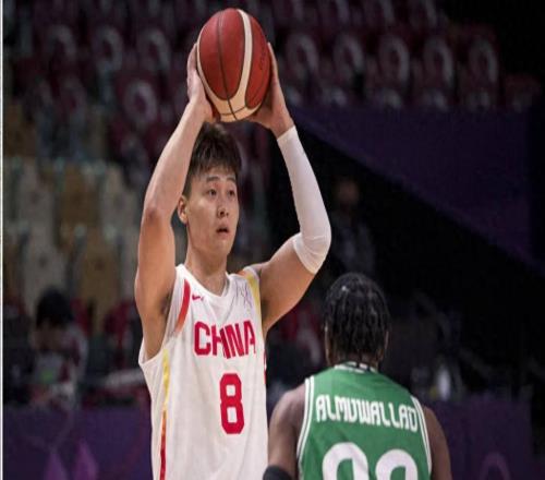 CBA又出一顶级后卫!14中10狂砍34+6,球迷:这哪像个新秀球员啊