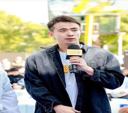 趙繼偉：年薪高達600萬，曾拿4次CBA總冠軍，妻子是人藝話劇演員