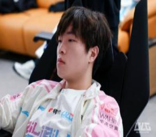 世一上发挥！Bin鳄鱼对线压Xiaoxu团战爆后排真的太狠了