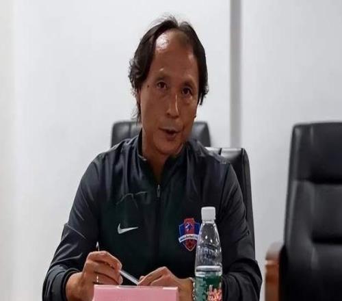 感人!上任只赢2场中超降级:61岁梅州客家主帅更衣室落泪!