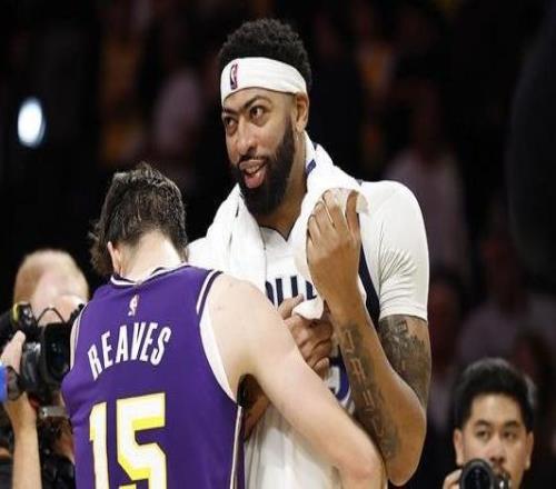 里夫斯:戴维斯是史上最顶尖球员之一不知道他为何想要我的球衣