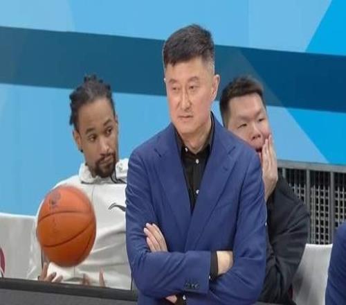 耻辱啊!广东队史首次负黑马,杜锋被洋帅上一课,票王复出又受伤